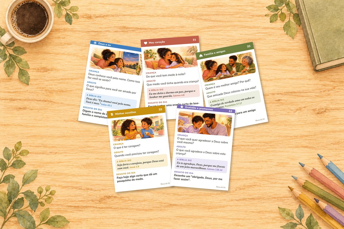 Cartas da Mesa de Fé espalhadas numa mesa de madeira, cada uma com uma ilustração de família e perguntas para conversar